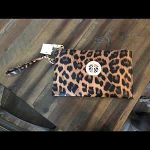 Leopard clutch